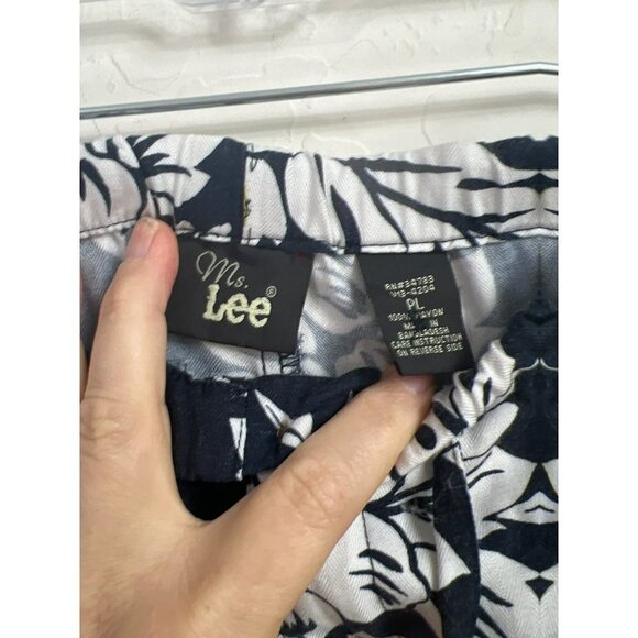 Ms. Lee Hawaiian Print Loose Fit Button Front Elastic Waist Zipper Shorts 7" Ins - Picture 4 of 8